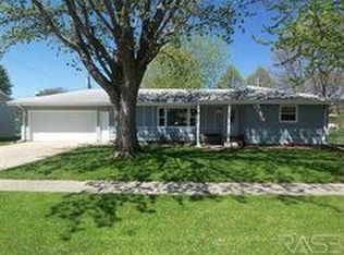 1107 Northview Dr, Dell Rapids, SD 57022