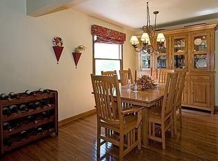 W329S7145 Oak Knoll Dr, Mukwonago, WI 53149