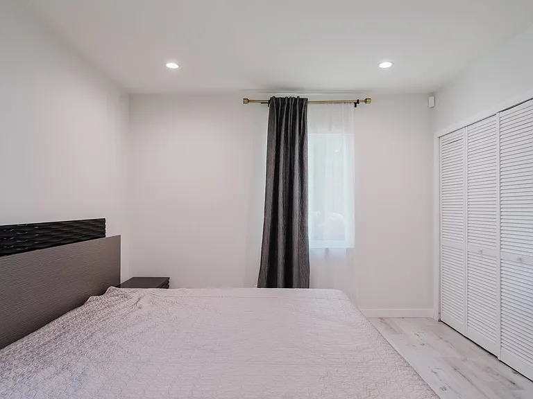 16155 Hamlin St — Photo 14