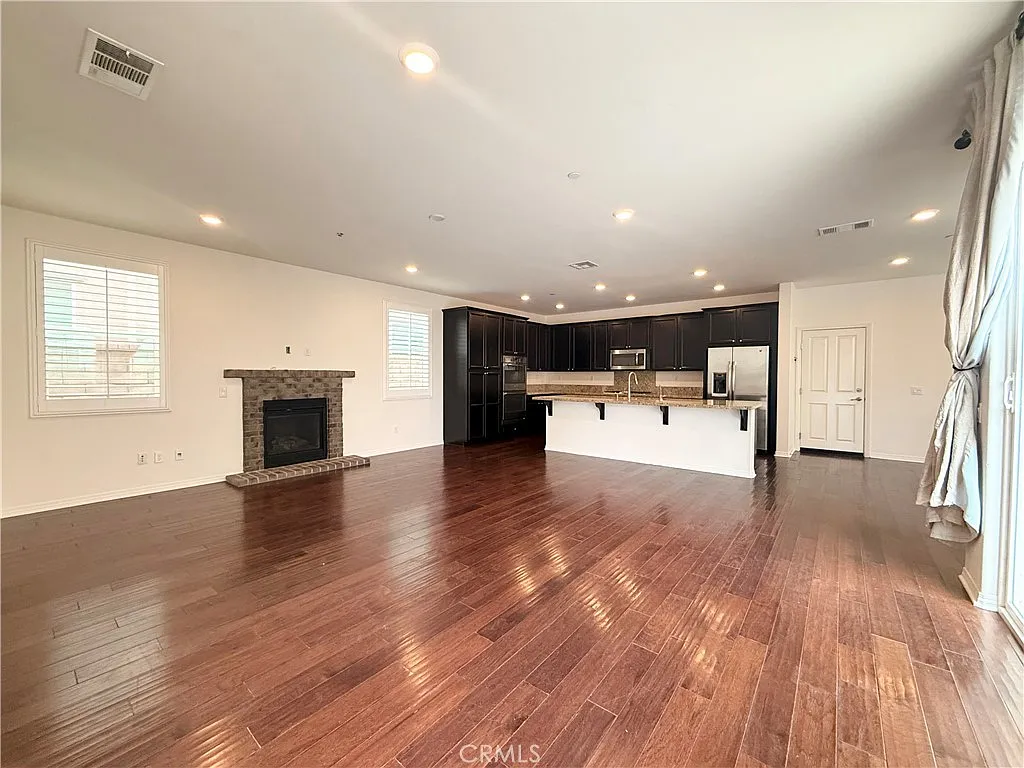 4 bed, 2167 sqft, $4,400 — Photo 4