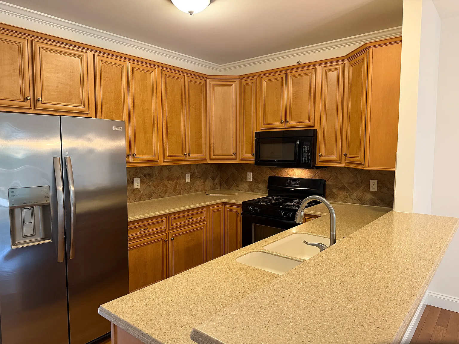3 bed, 2.5 bath, 1700 sqft, $2,200 — Photo 2