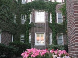 86 Temple Ct APT 103, Winnetka, IL 60093