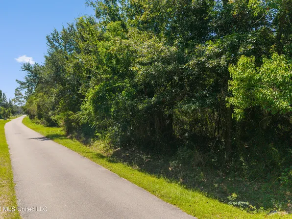 315 Sandy St, Waveland, MS 39576