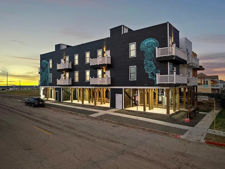 801 Avenue K #F — Photo 1