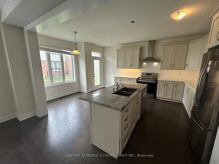 66 Circus Cres — Photo 11