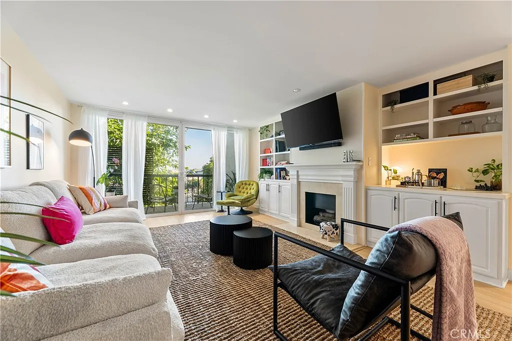 2 bed, 1174 sqft, $7,495 — Photo 3