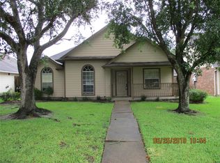 213 Slossen St, Webster, TX 77598