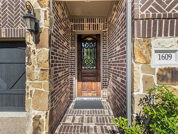 2nd image of 1609 Trowbridge Cir