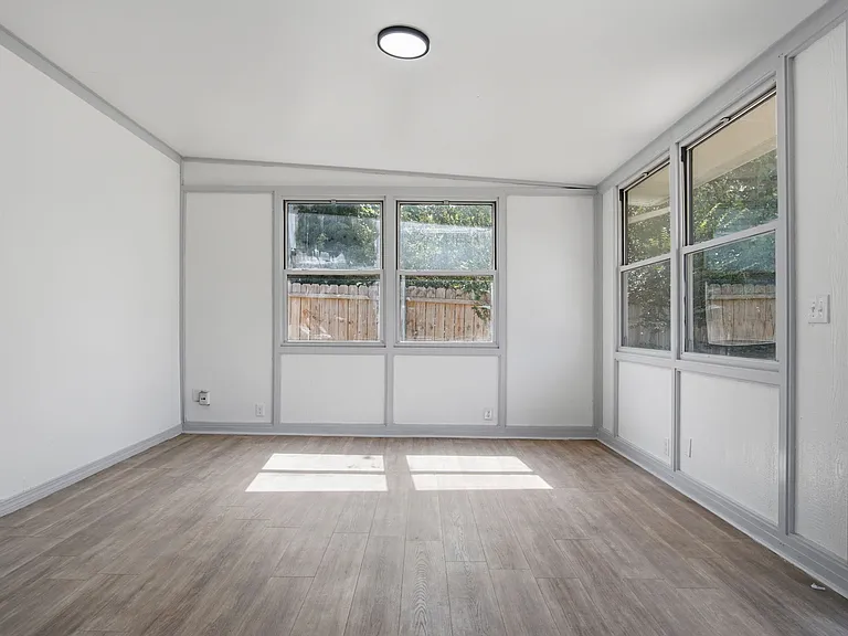 549 E Ercoupe Dr — Photo 8