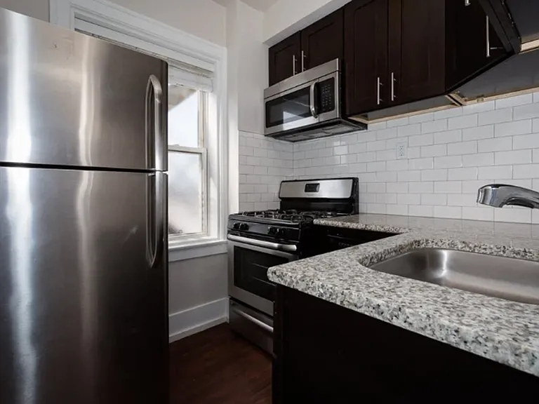 The Ashland Tower Modern Living in the Heart of Rogers Park — Photo 8