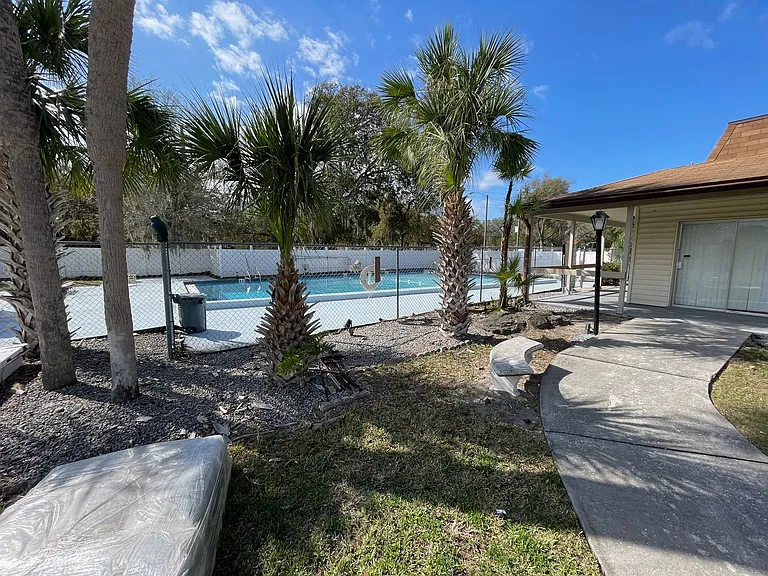 1001 Spring Meadow Dr — Photo 3