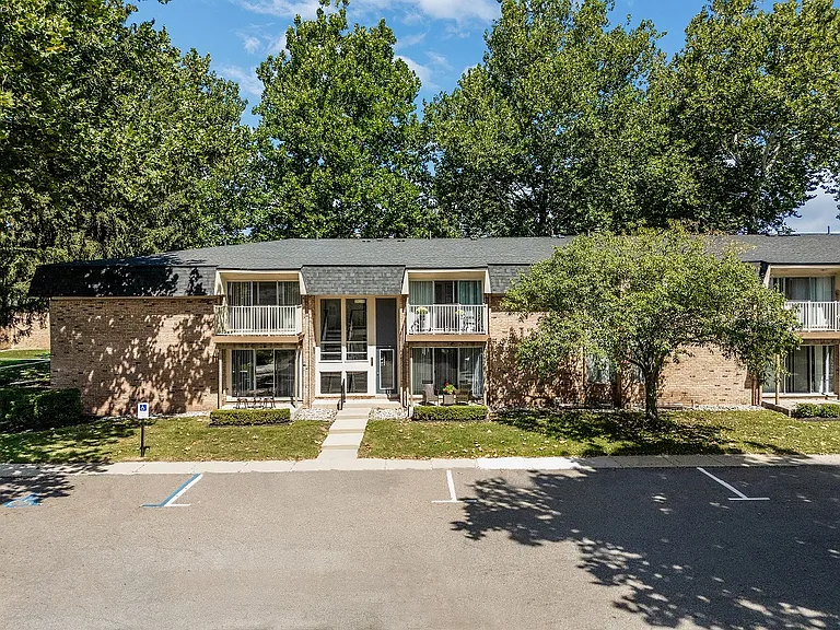 Kensington Manor Apartments — Photo 6