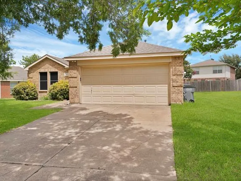 1002 Manassas Dr — Photo 4