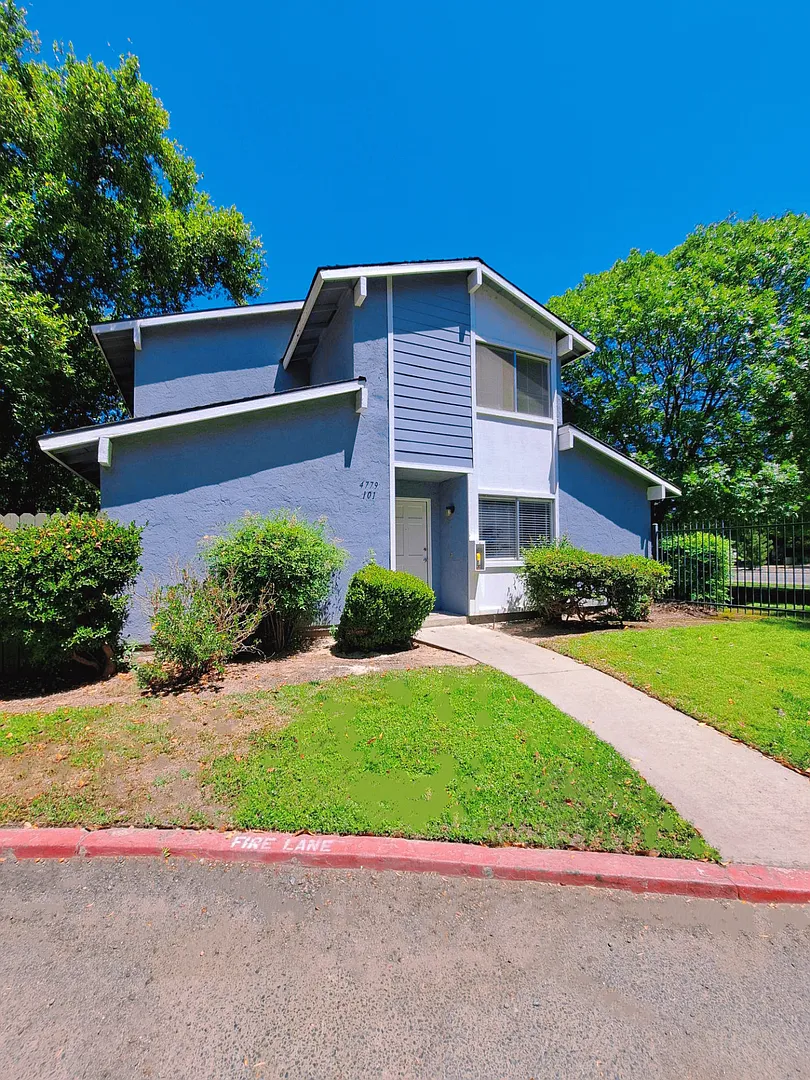 Move-in Special: Half Off the 1st Month's Rent Comfortable 2 Story Condo By Fresno State! — Photo 3