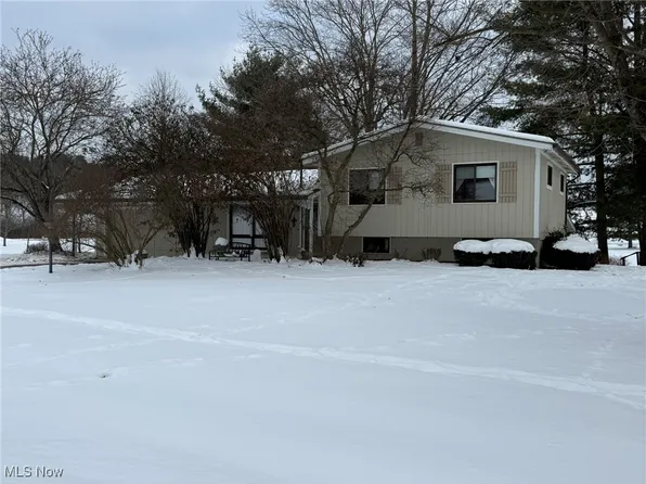 1767 Hillandale Rd NE, New Philadelphia, OH 44663