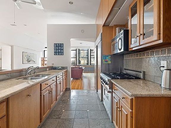 4th image of 105 E 16th St APT 4S