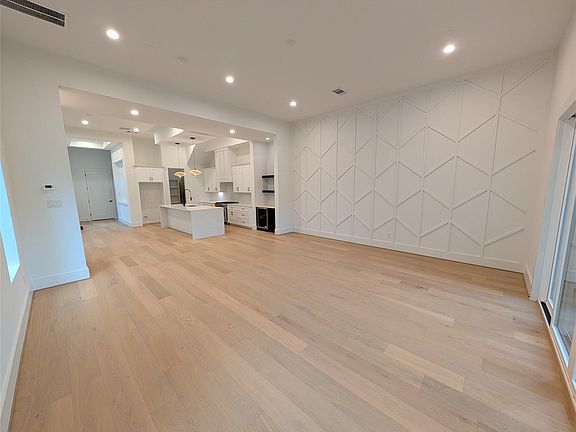 5th image of 833 W 25th St