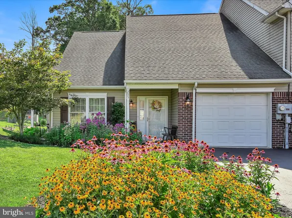 205 Pine Crest Village Dr, Pine Grove, PA 17963