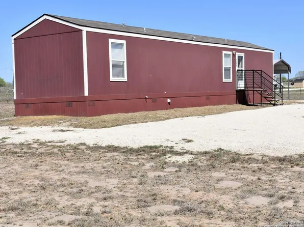 1069 County Road 773, Devine, TX 78016