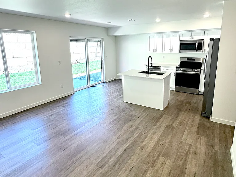 111 SW Canyon Rd #2 — Photo 2