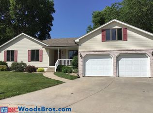 2203 Woodridge Pl, Grand Island, NE 68801