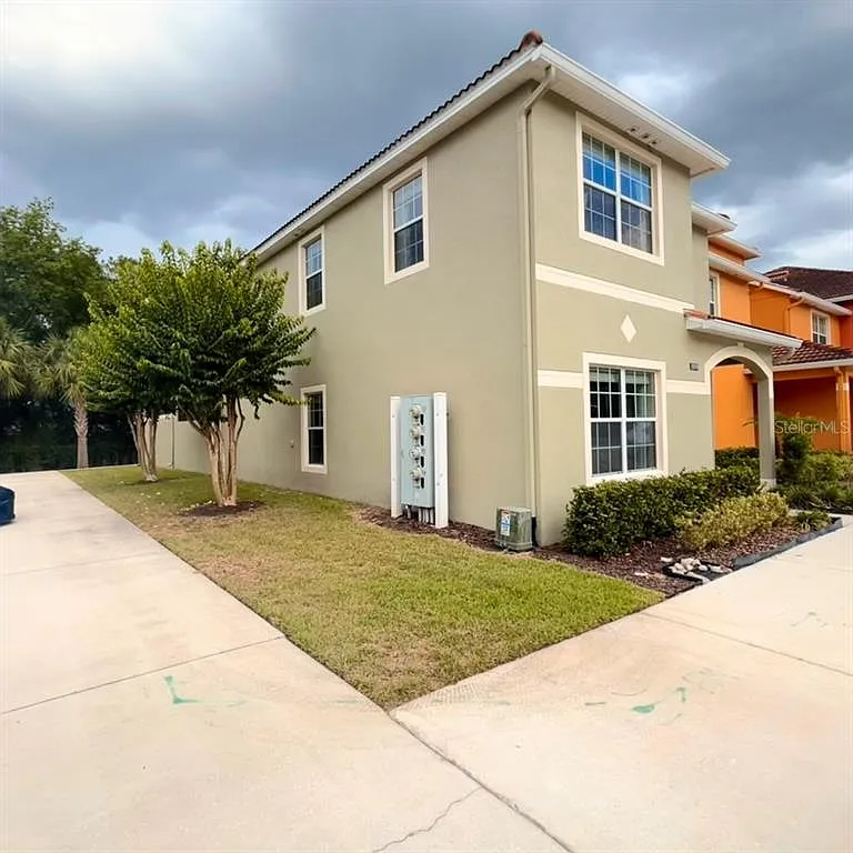 5 bed, 4.0 bath, 2024 sqft, $2,900 — Photo 2