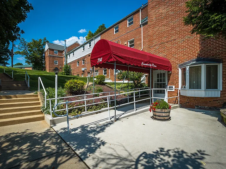 Willow Crest Apartments — Photo 1