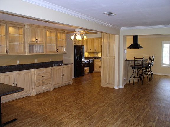 5th image of 203 Pinewood St