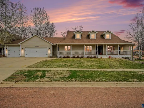 220 S Lincoln St, Lennox, SD 57039