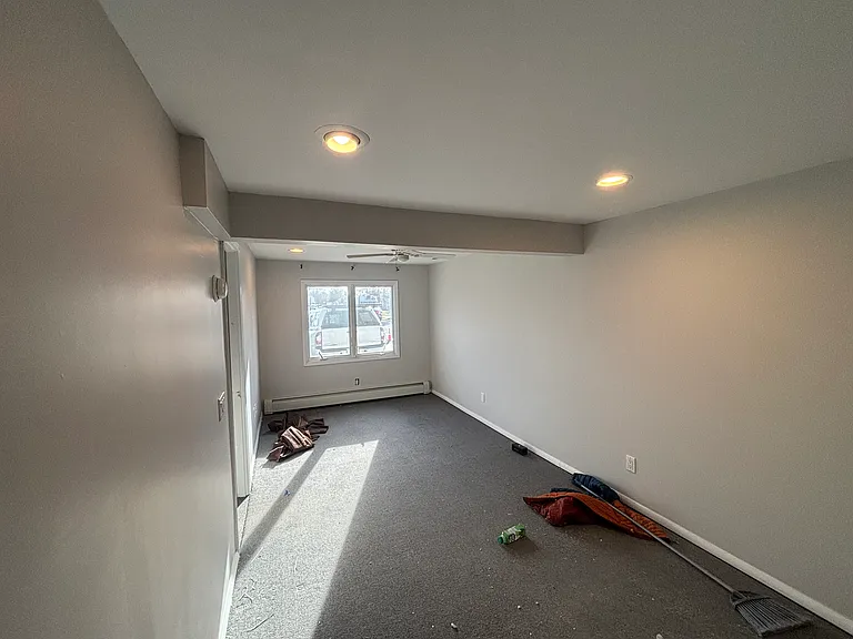Evergreen Ave — Photo 5
