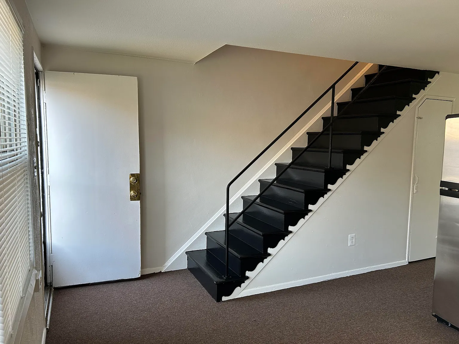 3 bed, 1024 sqft, $1,600 — Photo 3