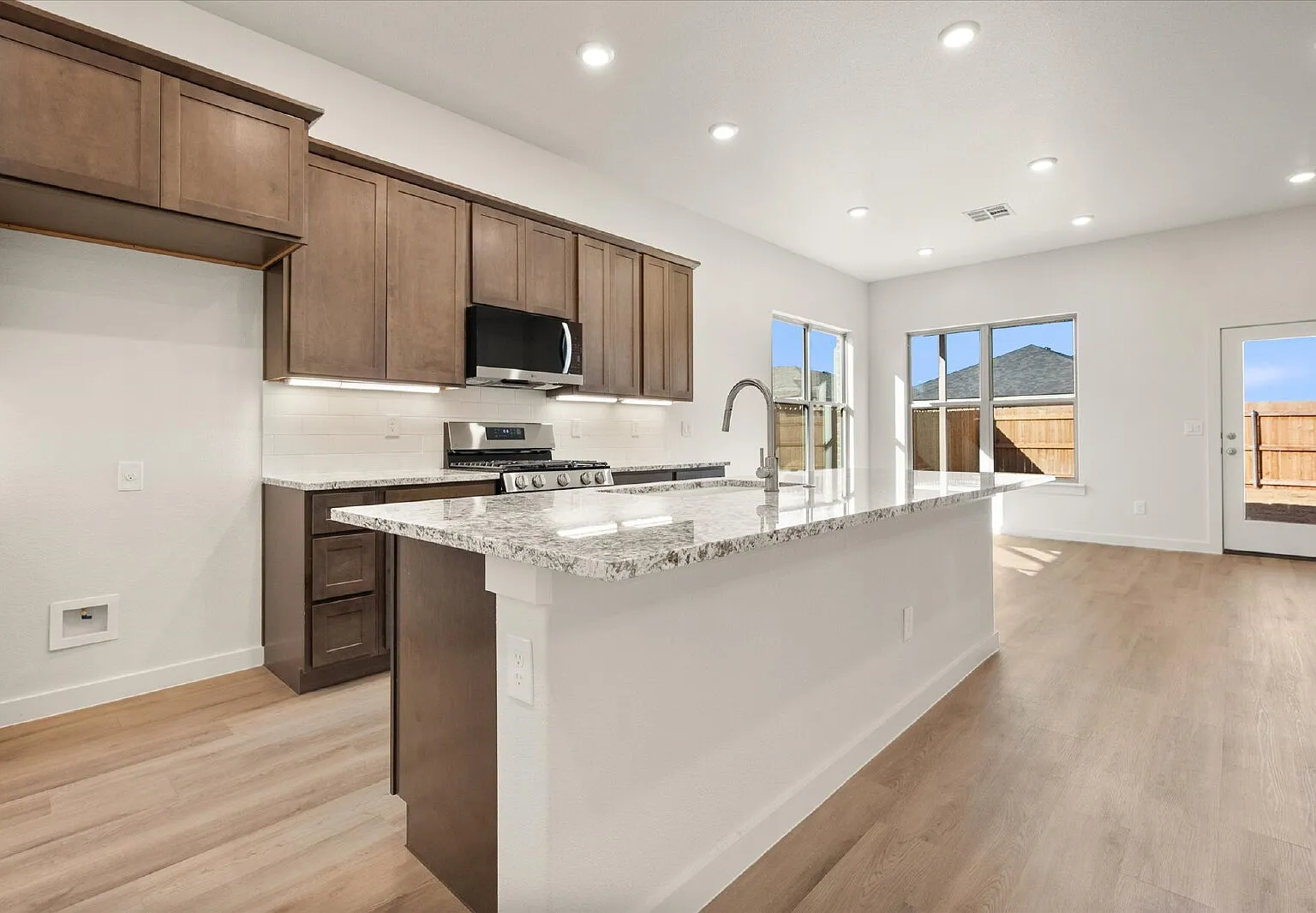 4 bed, 2.0 bath, 2051 sqft, $2,400 — Photo 4