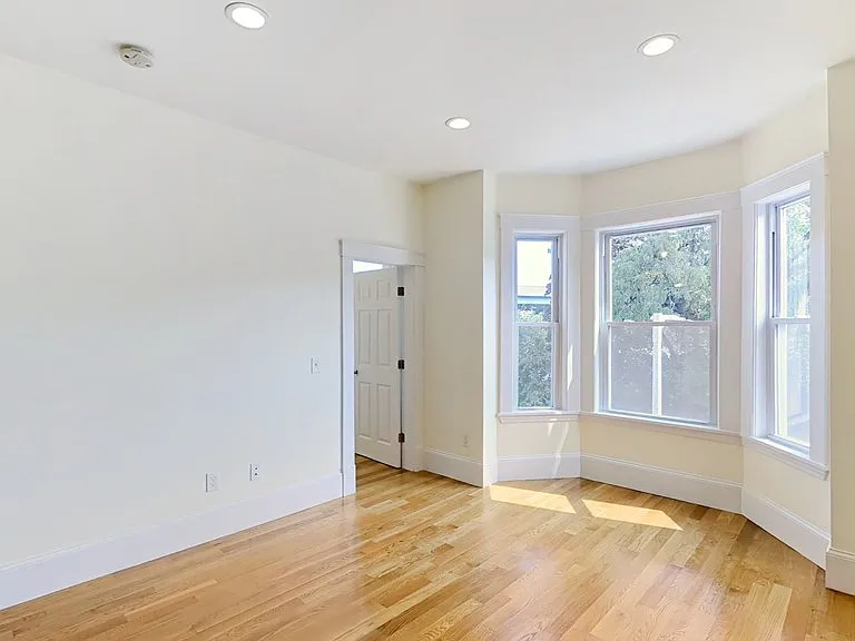 68-70 Moseley St #3 — Photo 3