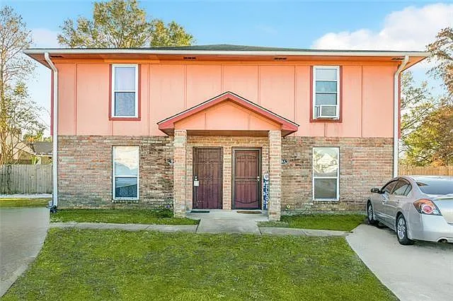 3 bed, 1.5 bath, 1292 sqft, $1,600 — Photo 1