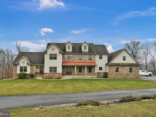 400 W Lawn Ave, West Lawn, PA 19609