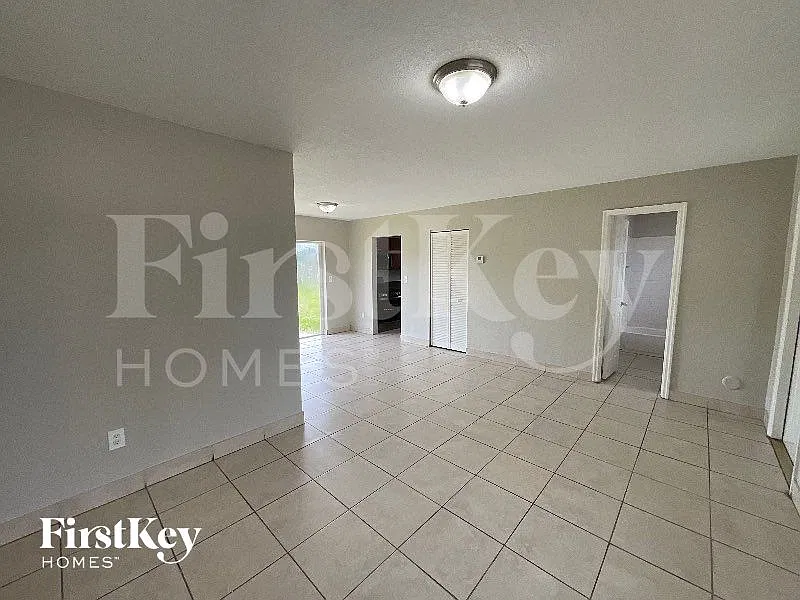 3 bed, 2.0 bath, 1058 sqft, $2,650 — Photo 4