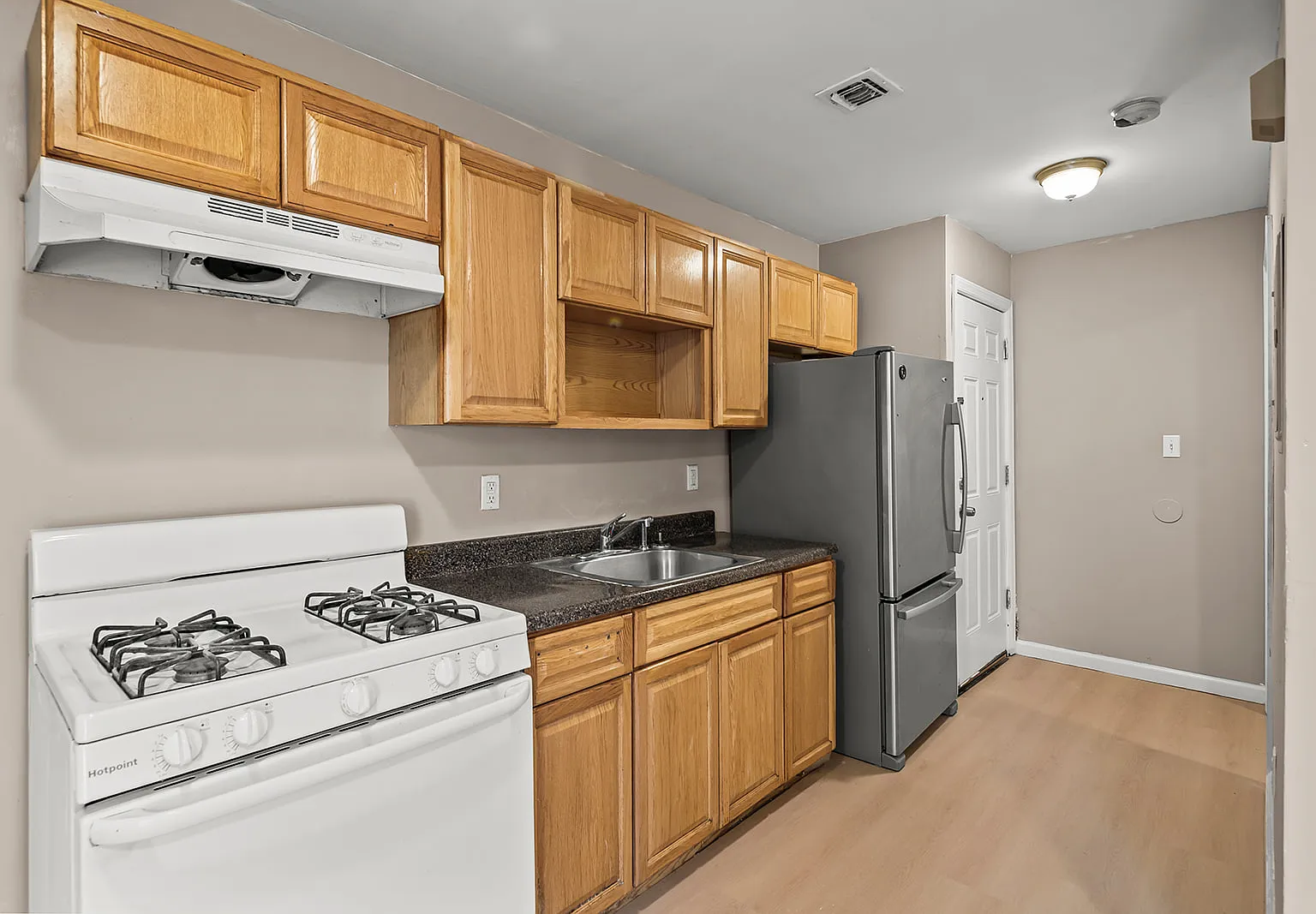 3 bed, 1100 sqft, $2,200 — Photo 3