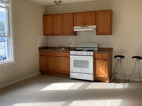 4th image of 284 Putnam St #3R