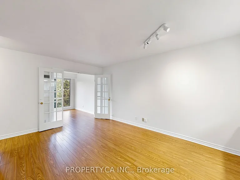 456 College St #310 — Photo 4