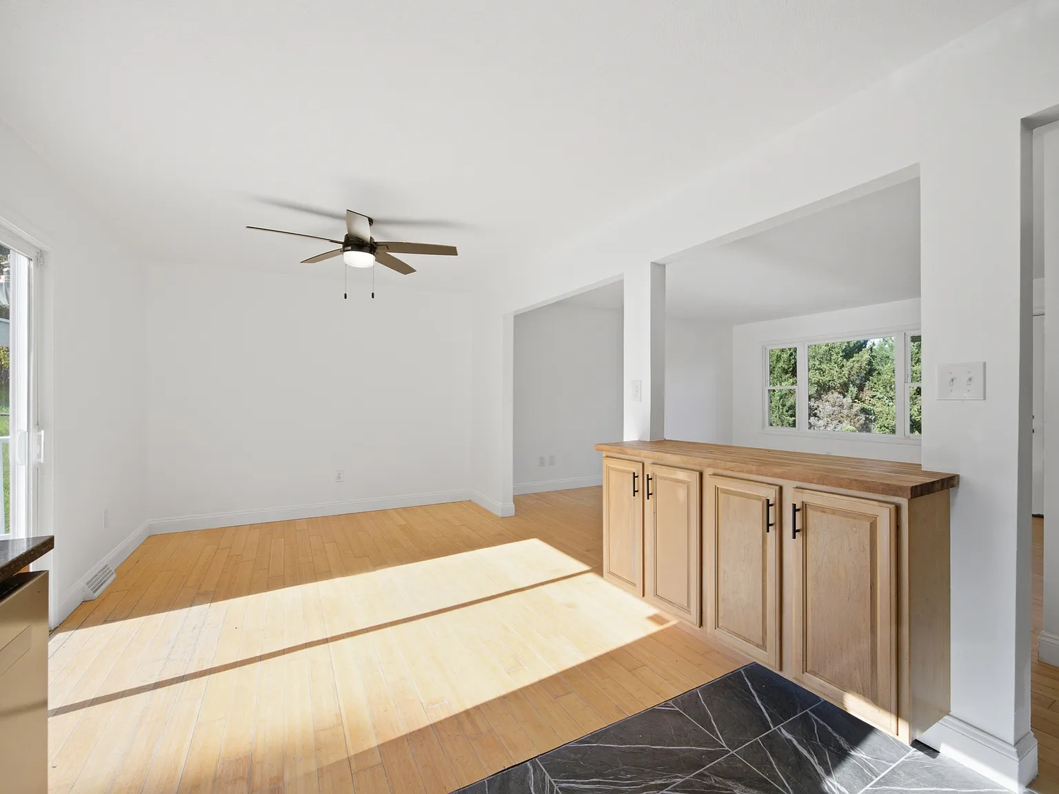 3 bed, 1102 sqft, $1,950 — Photo 3