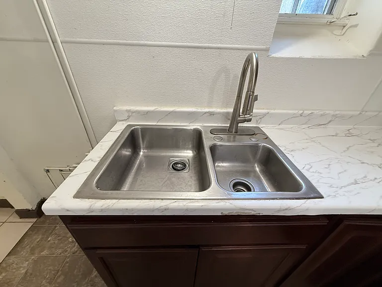 231 W 4th St #4 — Photo 19