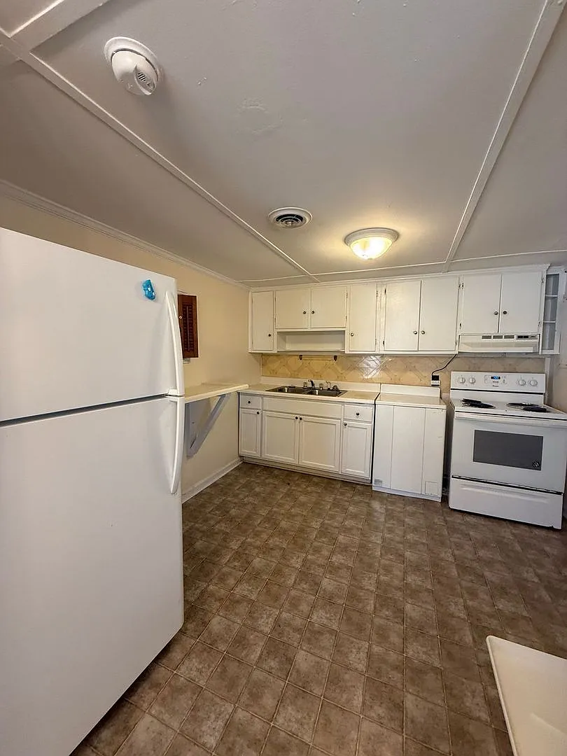 3 bedroom, 1 bath House — Photo 2