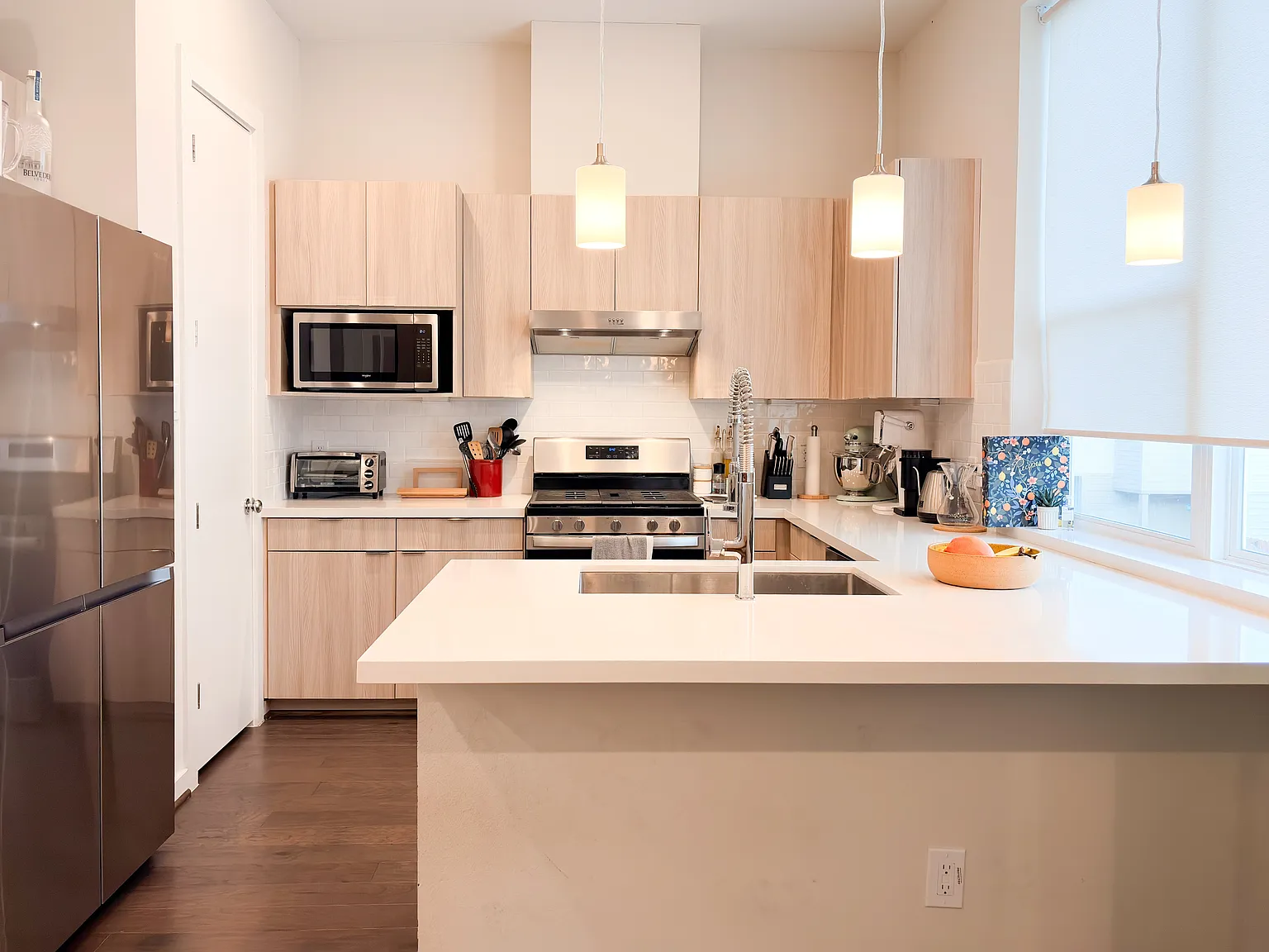 3 bed, 2.5 bath, 1600 sqft, $2,200 — Photo 3