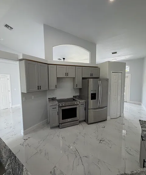513 Truman Ave — Photo 2