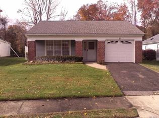 23 Lamont Rd, Ridge, NY 11961