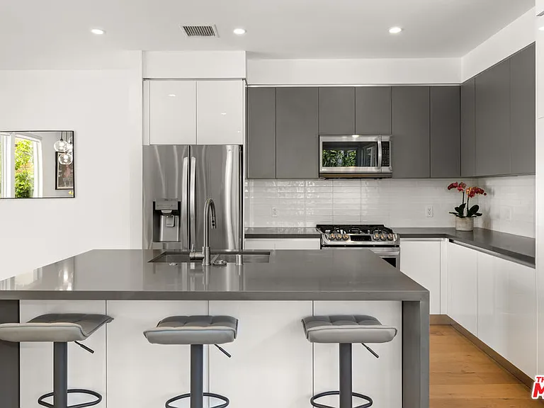 1228 N Sycamore Ave — Photo 3