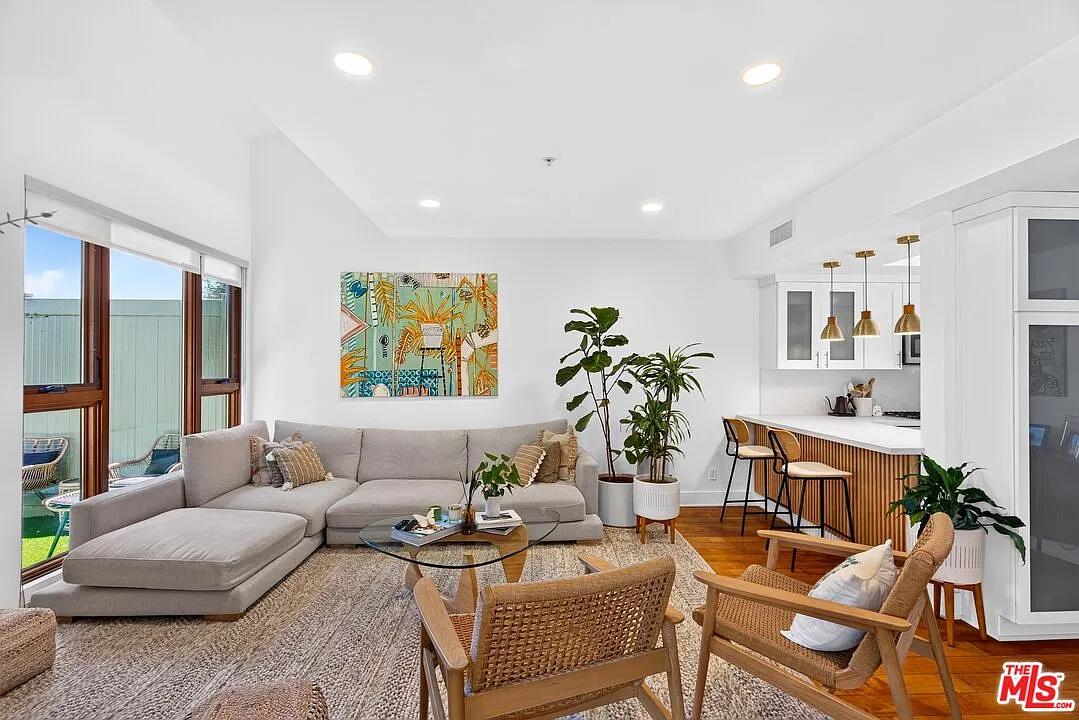 3 bed, 4.0 bath, 2050 sqft, $8,700 — Photo 4