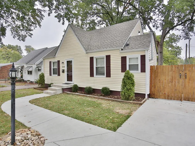 609 Marquette Dr — Photo 2