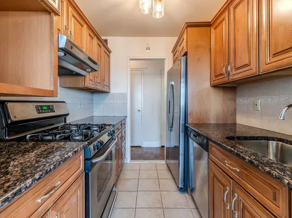 166-25 Powells Cove Boulevard image 23 of 33