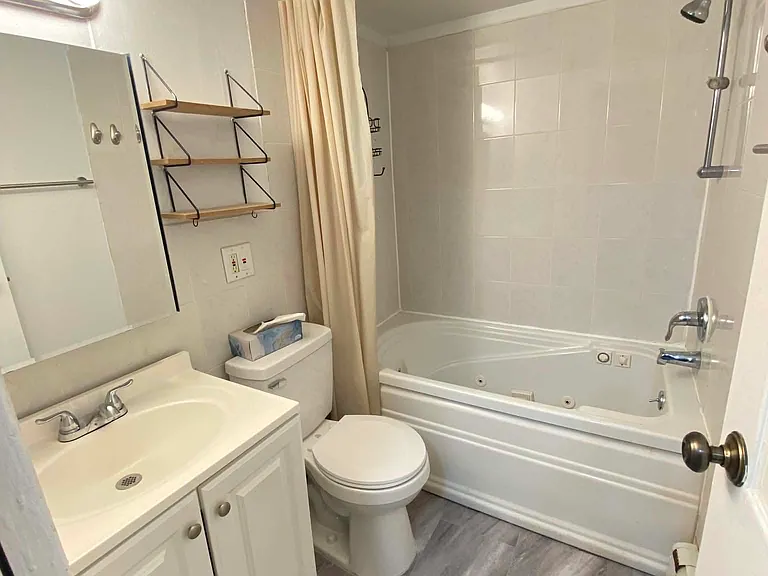 Bathroom with jacuzzi tub